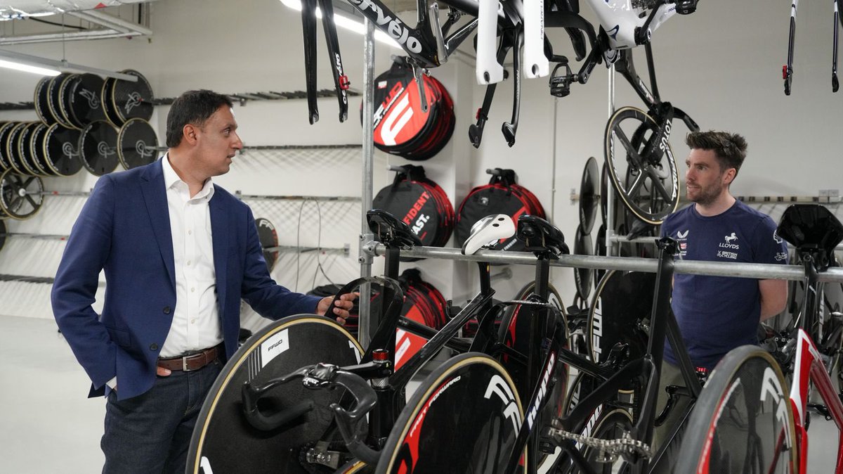 AnasSarwar's tweet image. Team Scotland and Team GB’s best cyclists, from Sir Chris Hoy to Lyall Craig, all trained at the National Cycling Centre in Manchester.
Great to meet Lyall and hear about his hopes for Glasgow 2026!