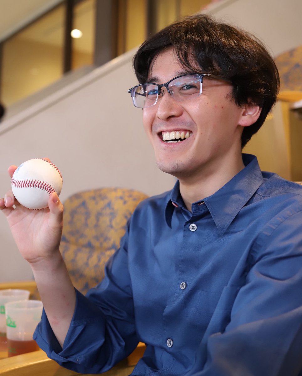 ファウルボールを拾って笑顔の伊藤匠叡王。