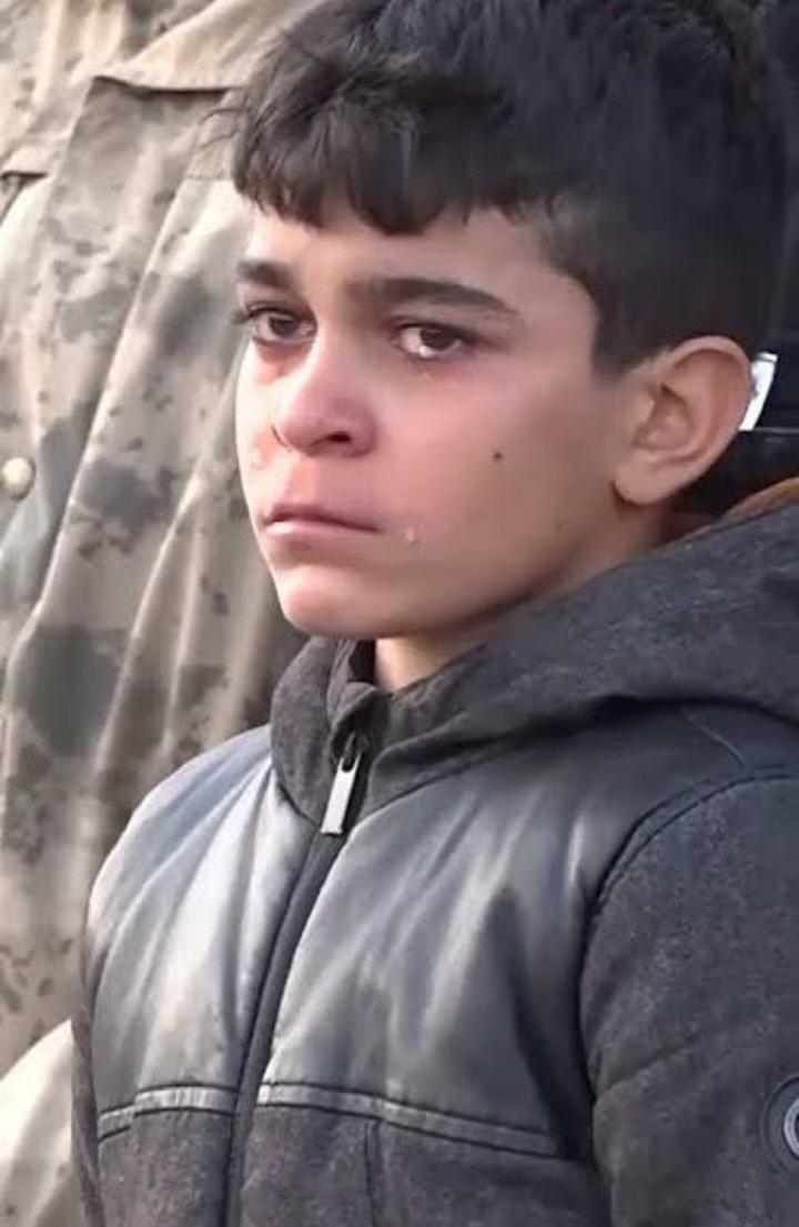 Dünkü PİYESİ, bize zafer gibi göstermeye çalışan tüm medya mensupları (Hele o HALKtv), 
ilke tanımayan tüm siyasiler,
Ve dahi bu süreci destekleyen herkes, aşağıda fotoğrafı bulunan şehit çocuğunun gözyaşlarında boğulun!
Bu sürecin nasıl bir yıkım getireceğini defalarca yazdık!+