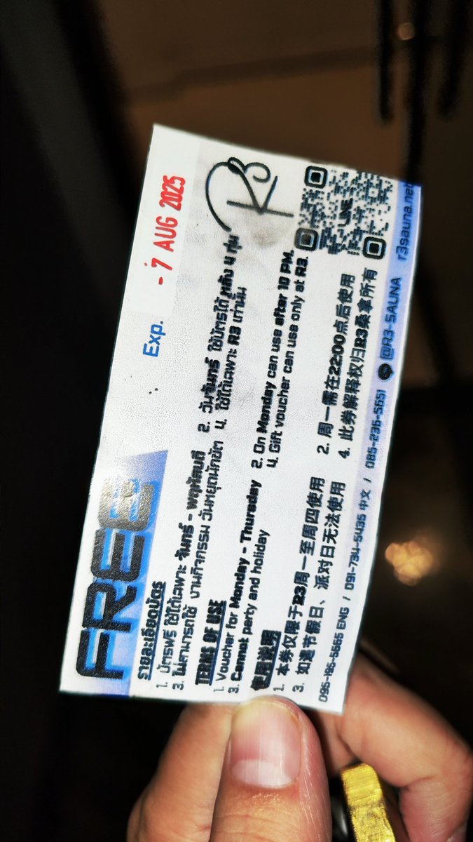 携果冻勇闯曼谷5A级景区，吃了两三个帅哥，🐍了两次，第一次🐍给了一个戴眼镜的可爱男模，男模🐔⑧真的好粗好大，但是大多都很丑，不在我的审美。后面又🐍给了一个国人帅哥敬业逼。吃完果冻晚上回去🐔⑧硬了一夜