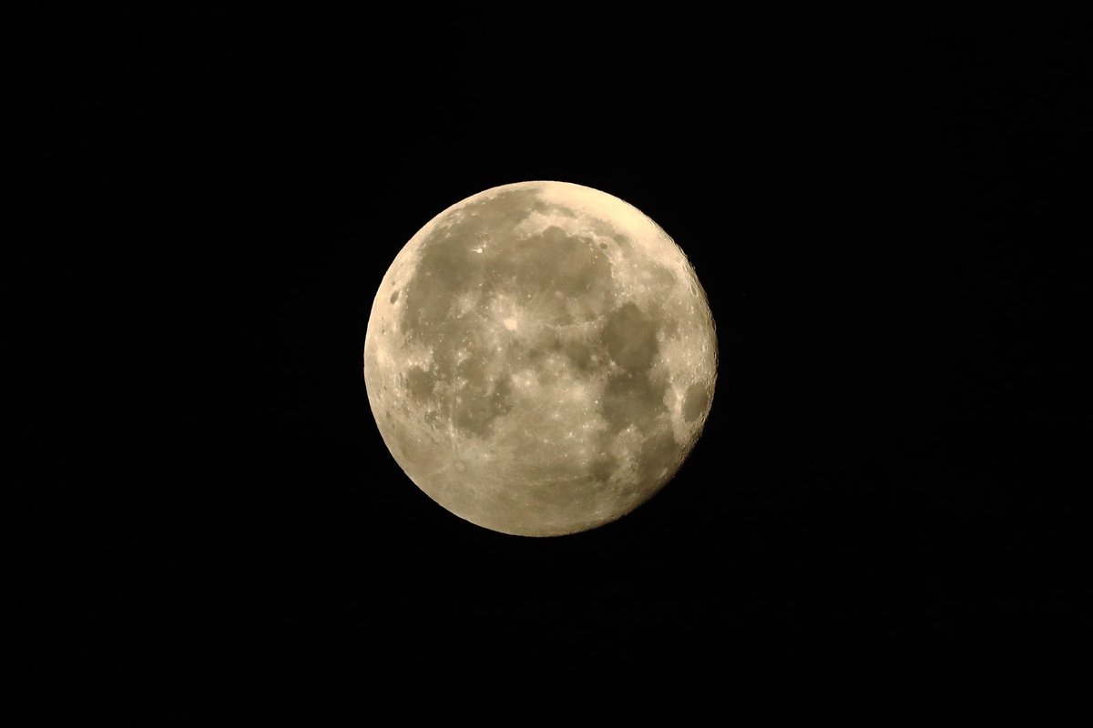 bossa3812's tweet photo. 今日、明日はブルーが大阪で舞う日
という事で昨夜の満月に展示飛行の
無事をお祈りしときました。
家の屋根から見えるとこ飛んでくれるかな。
今日は家でのんびりと。ネットで観ます。
明日はどっかいくかなぁ
#buckmoon 
#満月
#BlueImpulse https://t.co/KWqOVtttiK