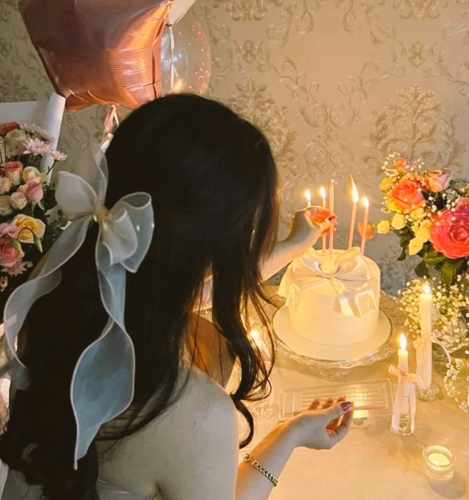 Tehreem68829672's tweet image. IT’s MY BIRTHDAY 🎀✨
Still sweet, a little wiser, and a whole lot more fabulous.
Manifesting magic, memories, and moments that matter. 🎂💕