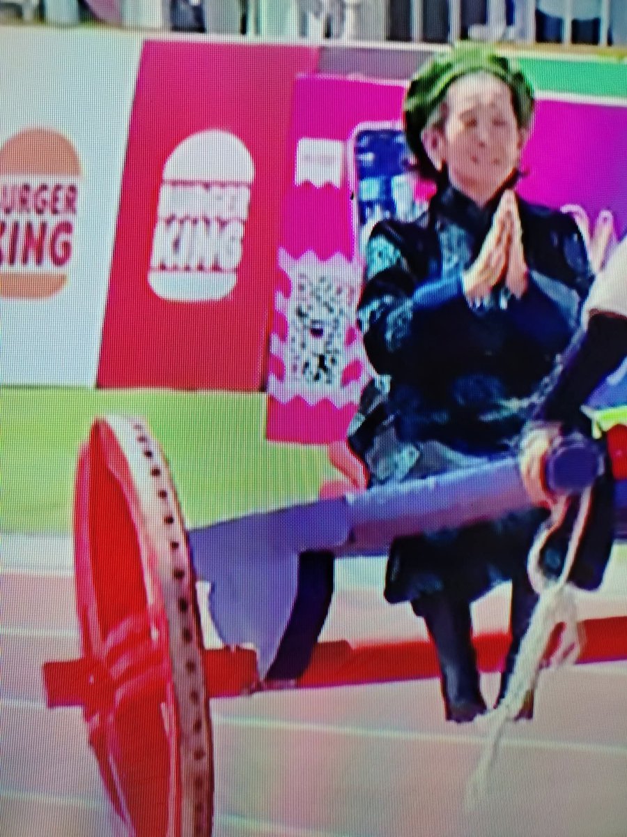 Би баригдмал сэтгэлгээг дэмждэг хүн биш. Гэхдээ энэ бүр арай дэнднээ. Сэтгэлд ч сэвтэй юм. Үндэсний их баяр наадам дээрээ чаа гэх ямаагүй, чүү гэх унаагүй болтлоо үгүйрээд, гэрээ нурааж тэрэг хийгээд, баганаа цуулаад бариул болгоод, тооноо буулгаж дугуй хийгээд, өөрөө тэргэндээ