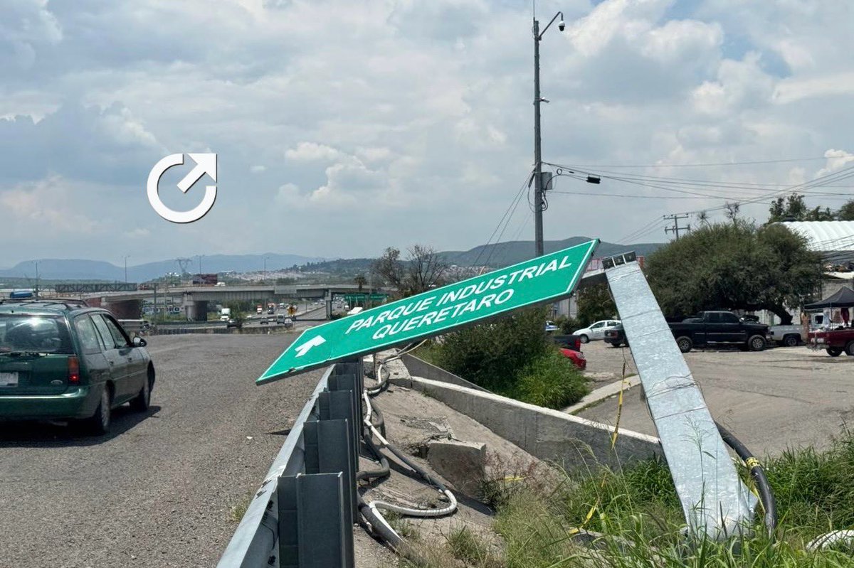 #Sucesos | Alrededor de las 9:00 horas de este viernes 11 de julio, un camión tipo tolva derribó un anuncio vial ubicado en el kilómetro 20 de Paseo de la República (Carretera Querétaro-San Luis Potosí), frente a la estación de servicio de la colonia Las Rosas, en Santa Rosa