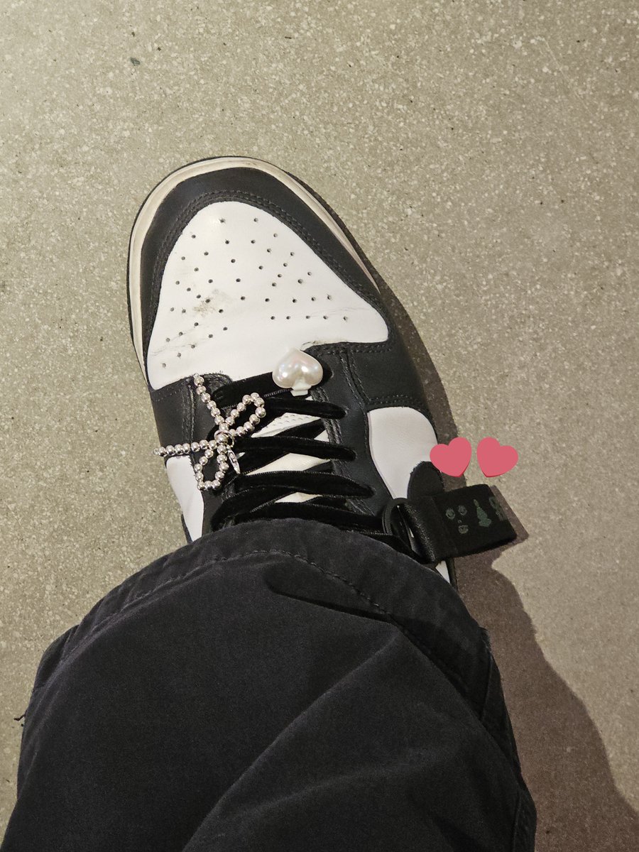 melo_Diiiiii's tweet photo. Shoe keyring ☺️💚
#ILHOON #EXIST #WELCOMERECORDS https://t.co/eUJw8Gouup