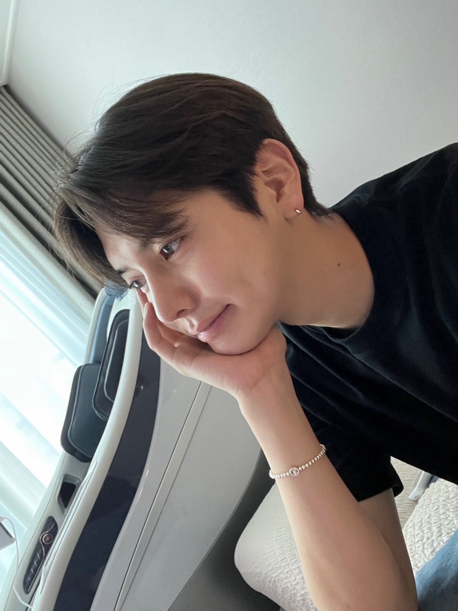 [FANCAFE]
🐰On my way to eat Makguksu!

#REN #ChoiMingi #렌 #최민기 #NUEST #뉴이스트