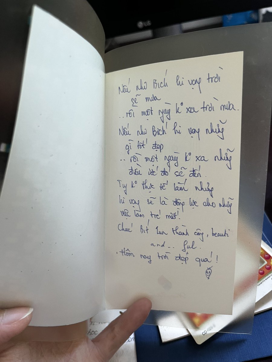 Dọn dẹp và tìm được tấm thiệp nhỏ xinh nằm nép mình 1 góc trong tủ. Bây giờ mình k thể nhớ ai viết tặng mình vào dịp gì, và nào năm nào nữa. Tấm thiệp nhuốm màu thời gian nhưng vẫn rất ý nghĩa và đáng yêu. 

Hôm nay trời đẹp quá, phải k mọi người?
