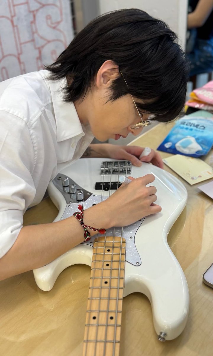 he’s signing a guitar 😭❤️‍🩹