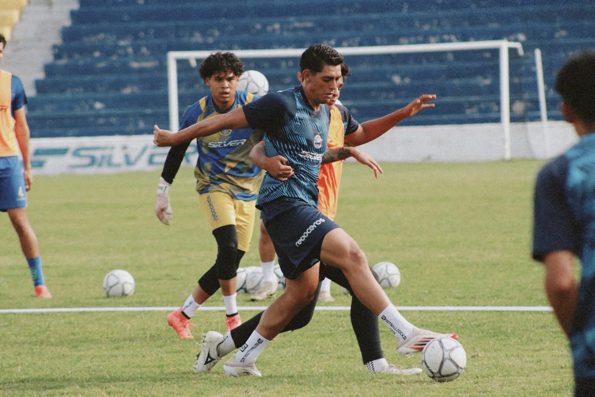 Reboceros_LP's tweet photo. Trabajo completado 🔒⚽️
Así cerramos el entrenamiento de este viernes, con enfoque y entrega.

#HechosEnLaPiedad https://t.co/gegsVrXjxo