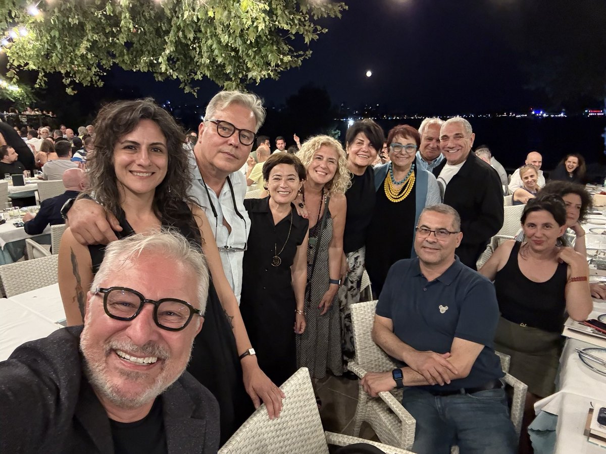 Buket Uzuner, yazarlıkta 50 yılı geride bıraktı. 

Buket, “kız neşesini” yaşamının ve yazarlığının en zor günlerinde bile terk etmemiş bir isim. Kendisinden önceki kuşakla bizim kuşağımız arasında incelikli ve özverili bir köprü kurmayı da başardı bunca yıl. Doğrudan yana bir