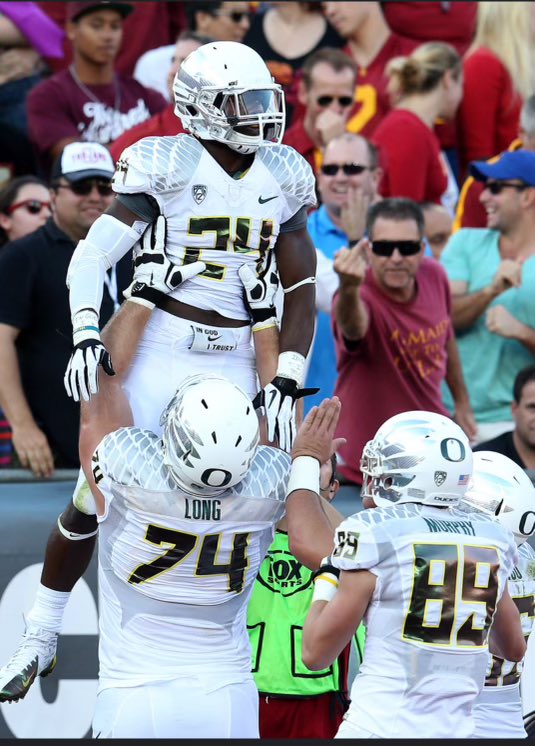 talkinducksshow's tweet image. We are 50 days away from opening day for the Oregon Ducks football team.
Let’s kickoff our countdown by reminiscing about the day RB Kenjon Barner destroyed USC with 321 yards and 5 TDs during a 62-51 win at the Coliseum in 2012.
This touchdown run led to an iconic photo of…
