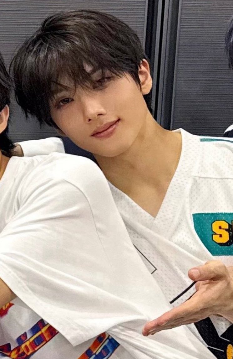 정확히 내가 반한 얼굴임
아 잘생겨떠…