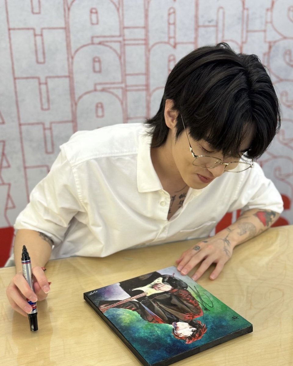 ใส่เสื้อเชิ้ตพอทน นี่คือใส่เสื้อเชิ้ต พับแขนเสื้อแล้วใส่แว่นอีก กุพอเลย พี่เจหล่อมาก 😭😭😭😭😭😭😭😭😭