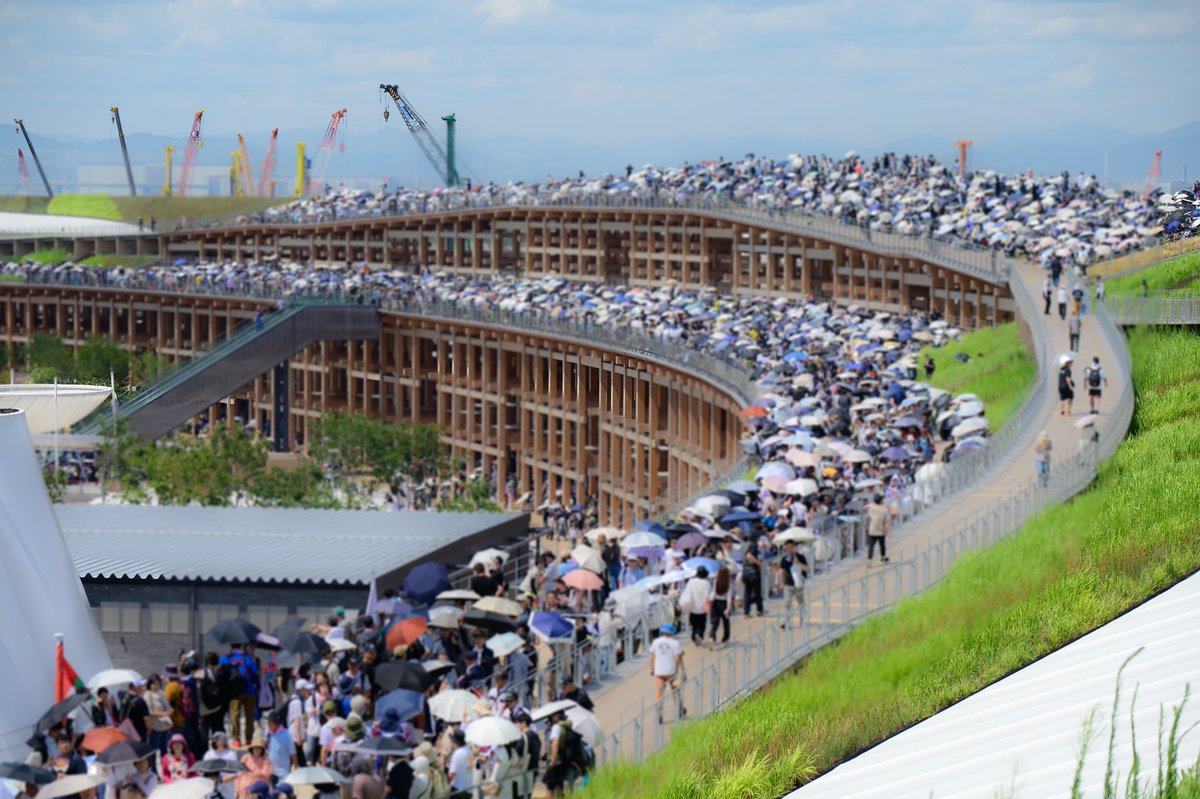 東側リング上の芝生は満員！
万博の大屋根リング上は大盛況！
夢洲でブルーインパルスを楽しみに待機してます！