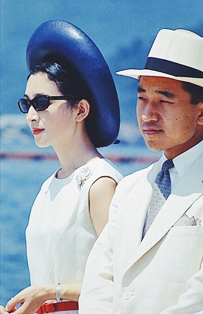 Өмнөх хаан, хатан нь залуудаа гхээр хэдэн он бэ? Хувцаслалт, стиль нь класс классдаа тасарцан класс байж. Хувцас ер нь  өмссөн хүндээ л бдг даа.