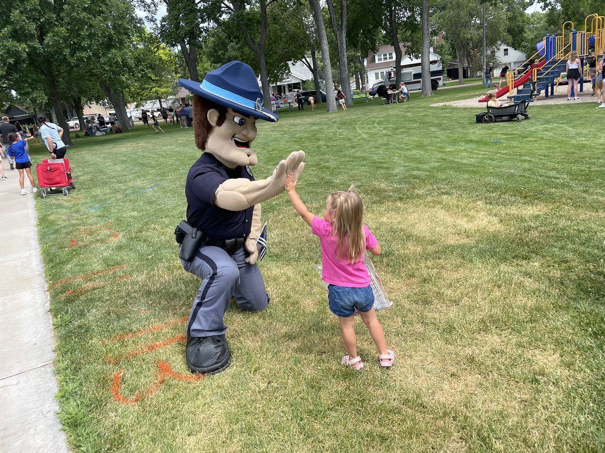 NSP_TroopE's tweet image. #OregonTrailDays2025
Started this morning out with the Kiddie Parade through downtown Gering with Troopers Bishop (#NSP148) Jones (#NSP253), Sgt Bowlin (#NSP234) and of course Trooper Buck L Up!!
Always a great way to spend a morning!!