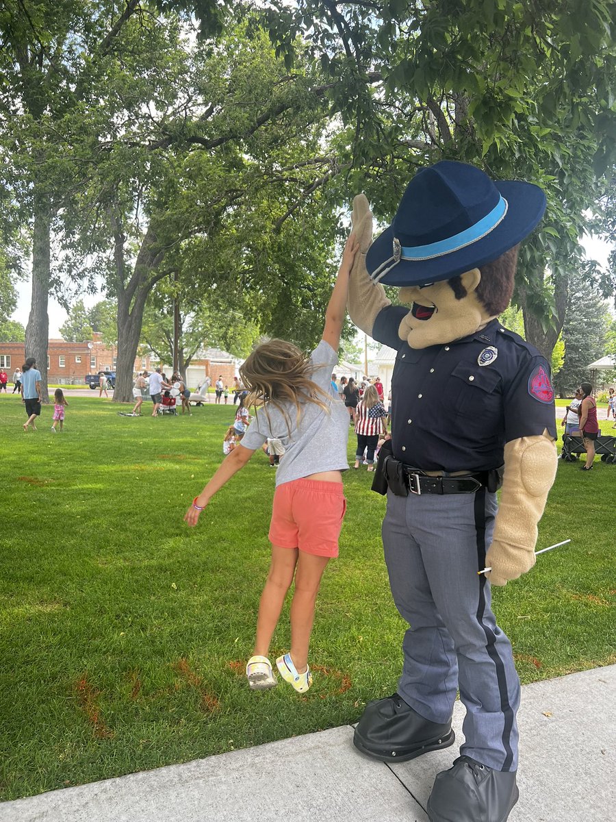 NSP_TroopE's tweet image. #OregonTrailDays2025
Started this morning out with the Kiddie Parade through downtown Gering with Troopers Bishop (#NSP148) Jones (#NSP253), Sgt Bowlin (#NSP234) and of course Trooper Buck L Up!!
Always a great way to spend a morning!!