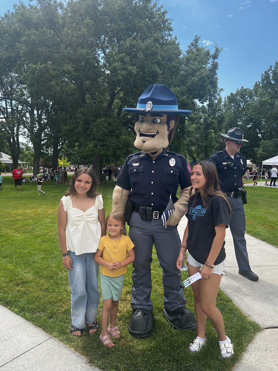 NSP_TroopE's tweet image. #OregonTrailDays2025
Started this morning out with the Kiddie Parade through downtown Gering with Troopers Bishop (#NSP148) Jones (#NSP253), Sgt Bowlin (#NSP234) and of course Trooper Buck L Up!!
Always a great way to spend a morning!!
