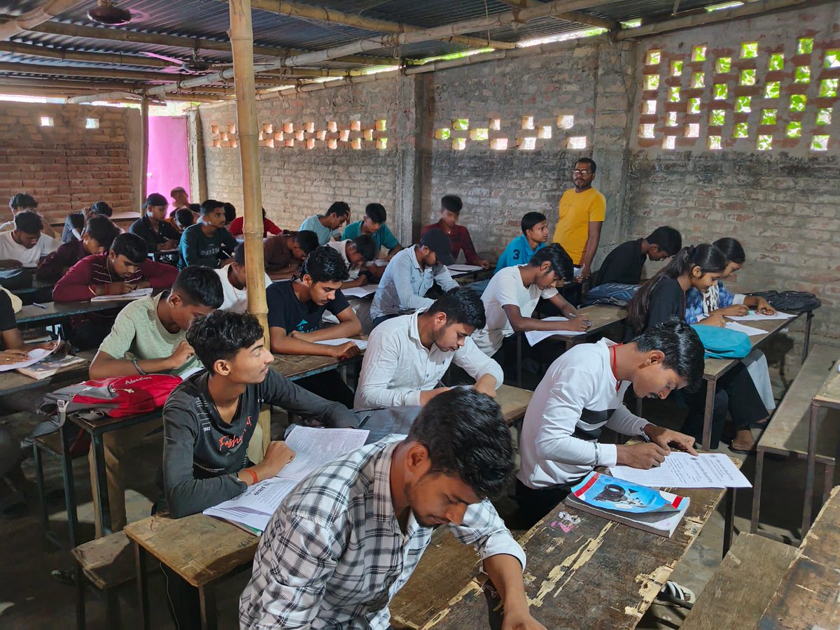 ABVPVoice's tweet photo. दक्षिण बिहार प्रान्त में अभाविप मुंगेर जिला के हवेली खड़गपुर के कार्यकर्ताओं द्वारा प्राध्यापक यशवंत राव केलकर जन्म शताब्दी वर्ष के निमित्त 'प्राध्यापक यशवंत राव केलकर सामान्य ज्ञान प्रतियोगिता' का आयोजन किया गया जिसमें हजारों की संख्या में छात्रों ने प्रतिभाग किया। https://t.co/WDa4S2nVWY