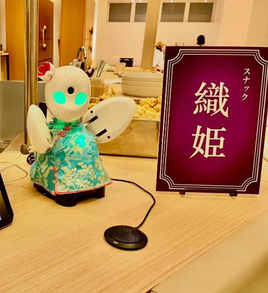 📷【スナック織姫リターンズ！】
7月22日(火)18:00〜、QUESTION 1Fカフェバー「HIROBA」にて、OriHimeと過ごす特別な夜「スナック織姫」が開催されます！
OriHimeパイロットたちのおもてなしで、心あたたまるひとときをぜひ体験してください。
#スナック織姫 #OriHime #QUESTION京都