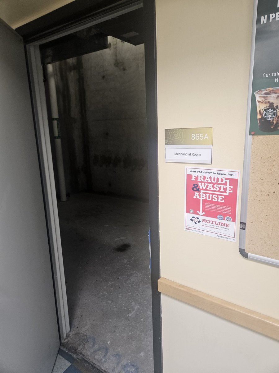 ExdiarkYT's tweet photo. Oooo forbidden secret maintainance door this is just like five nights at freddies https://t.co/tLGwMaKDt2