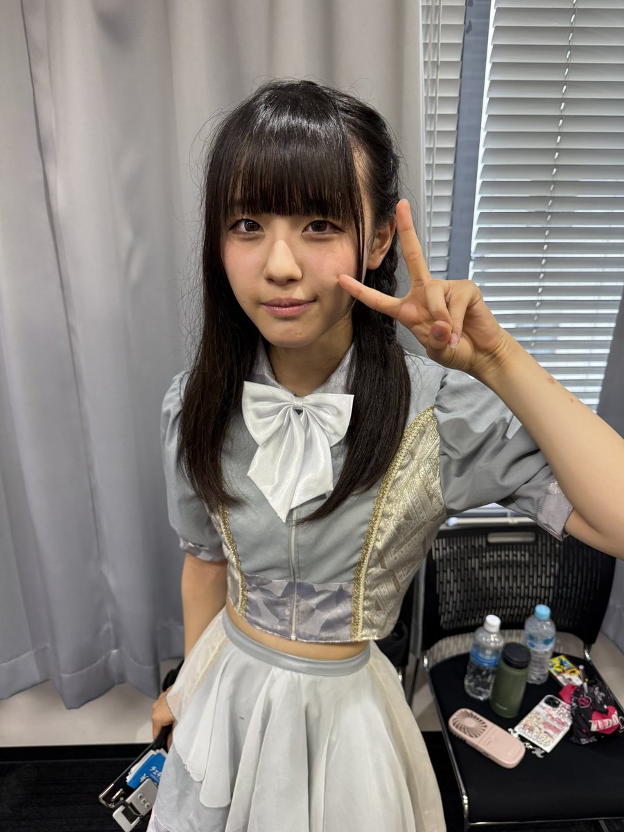 今日のBANANAGIRLSのみひろちゃん
み｢あれ？なんか変わってる、、髪、、あれ？｣
え｢切ったんよ昨日｣
み｢だよねー！えー！イカつーw｣
み｢夏仕様のえぶさんいいですねー！｣
み｢イカつーww｣
みひろちゃんそんな言葉使っちゃ駄目ですww