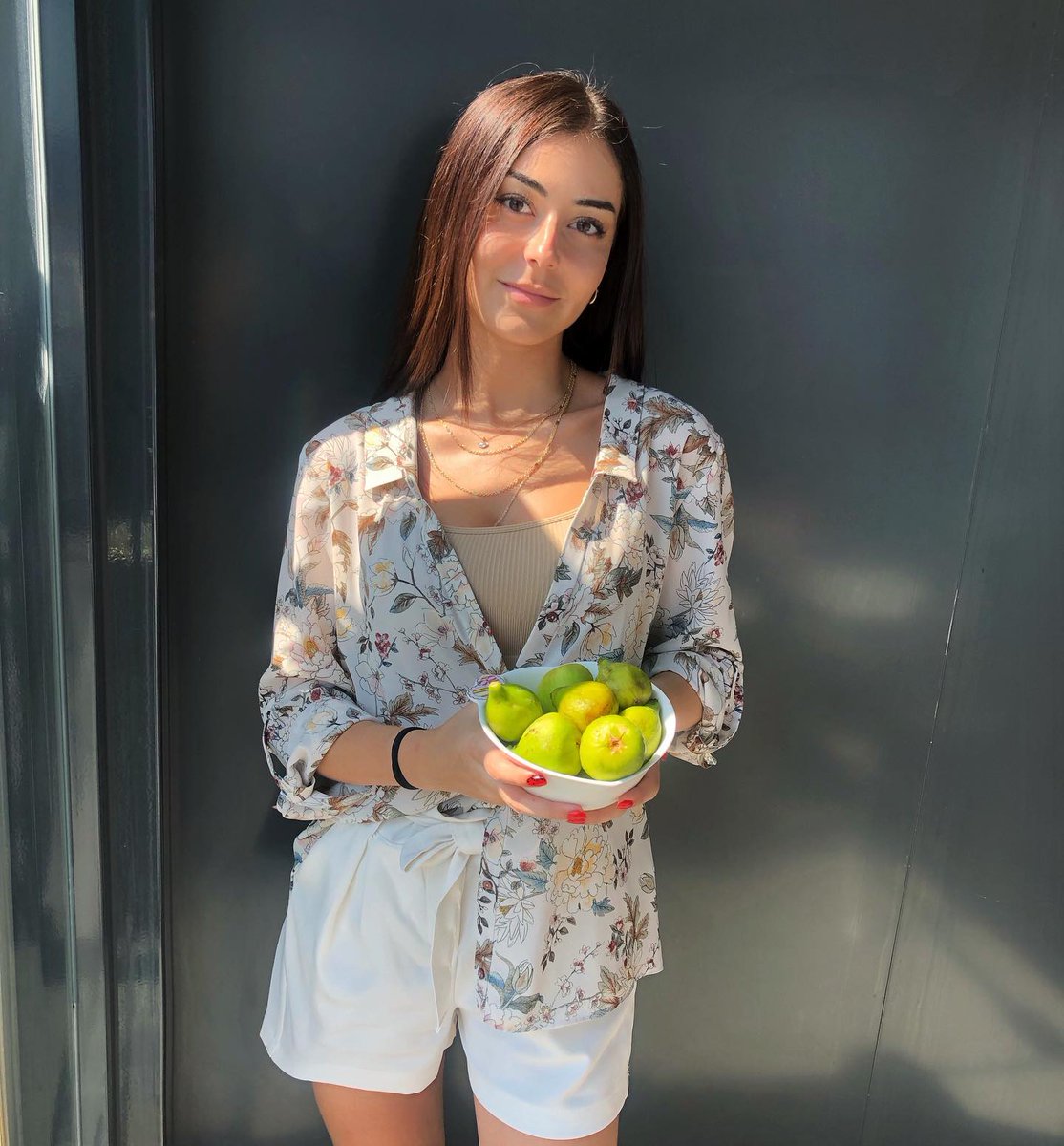 A sunny day, let's have some fresh fruit to refresh both body and mind. Life should be this simple and joyful, enjoy the present, enjoy this tranquility and peace