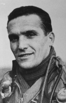 Greg_Slizewski's tweet image. 12 VII 1941 r. Jan Kremski, w uznaniu dotychczasowej służby, był promowany na oficera. Przed wojną podoficer 2 PL, we IX'39 w 121 EM, w 🇫🇷bronił Bourges. W 🇬🇧308 DM. Zginął 14 VIII 1941 r. w walce nad Gravelines. VM, 4xKW, CdG z palmą. 3 zestrzelenia indywidualne i 6 zespołowych.