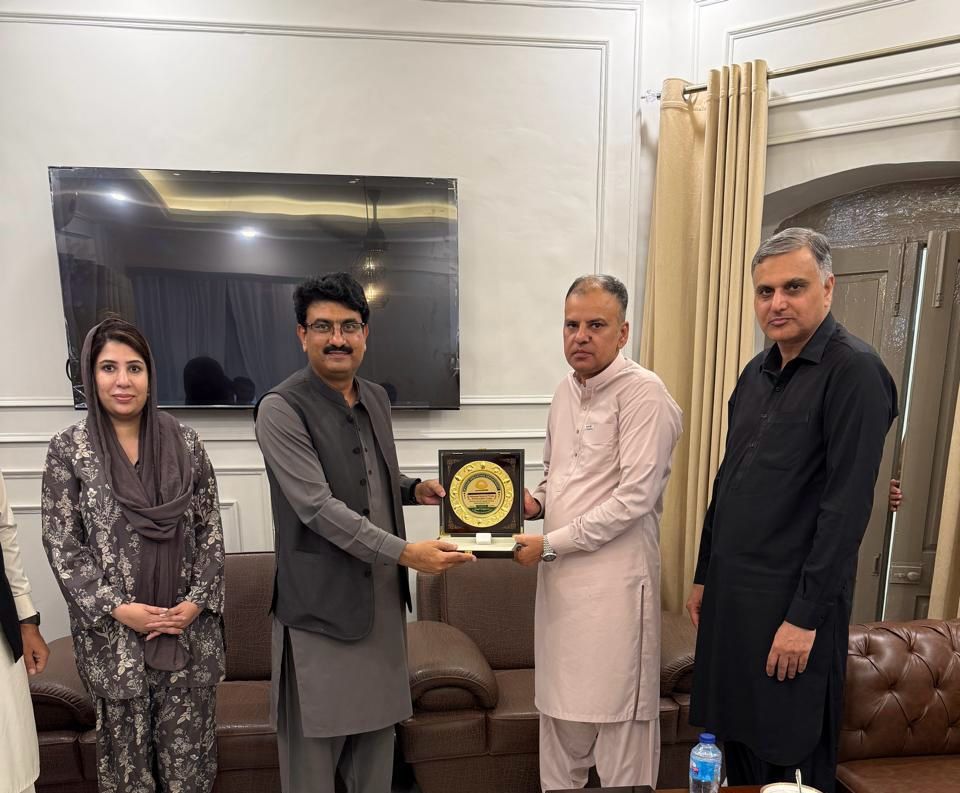 سیکرٹری آبپاشی ڈاکٹر واصف خورشید نے لیہ کا دورہ کیا، کینال ریسٹ ہاؤس میں سیلابی صورتحال اور حفاظتی اقدامات پر بریفنگ دی گئی۔ ایڈیشنل سیکرٹری، ڈپٹی کمشنر لیہ اور دیگر افسران موجود تھے۔ ضلعی انتظامیہ نے معزز مہمانوں کو اعزازی شیلڈز پیش کیں۔
<a href="/MaryamNSharif/">Maryam Nawaz Sharif</a> <a href="/CS_Punjab/">Chief Secretary Punjab</a> <a href="/Division_dgk/">Commissioner D.G.Khan Division</a>