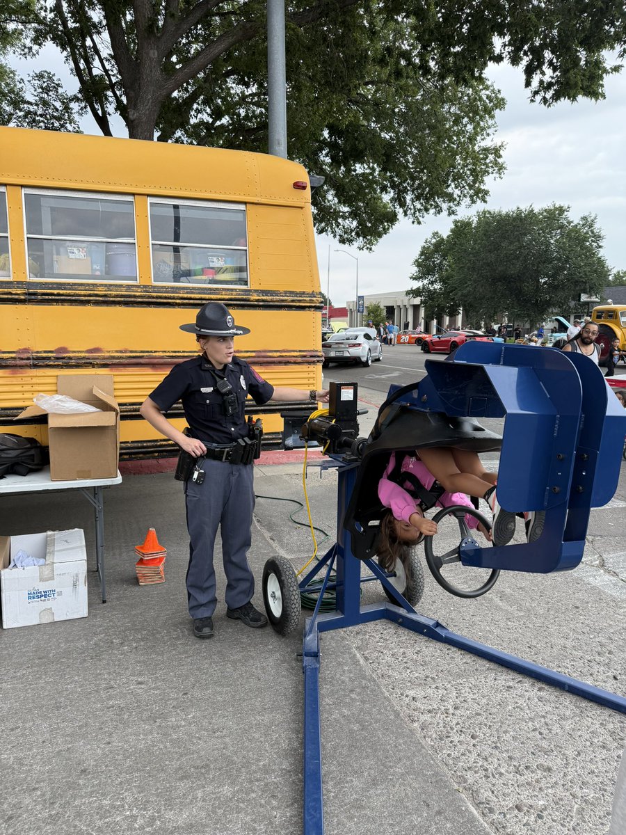 NSP_TroopE's tweet image. #OregonTrailDays2025
Ended the day at the annual car show for OT Days and Troopers Weitzel (#NSP239), Vera-Chavez (#NSP171) Swantek (#NSP488), and Flick (#NSP382) enjoyed time with so many while conducting impaired and distracted driving education and seatbelt safety.