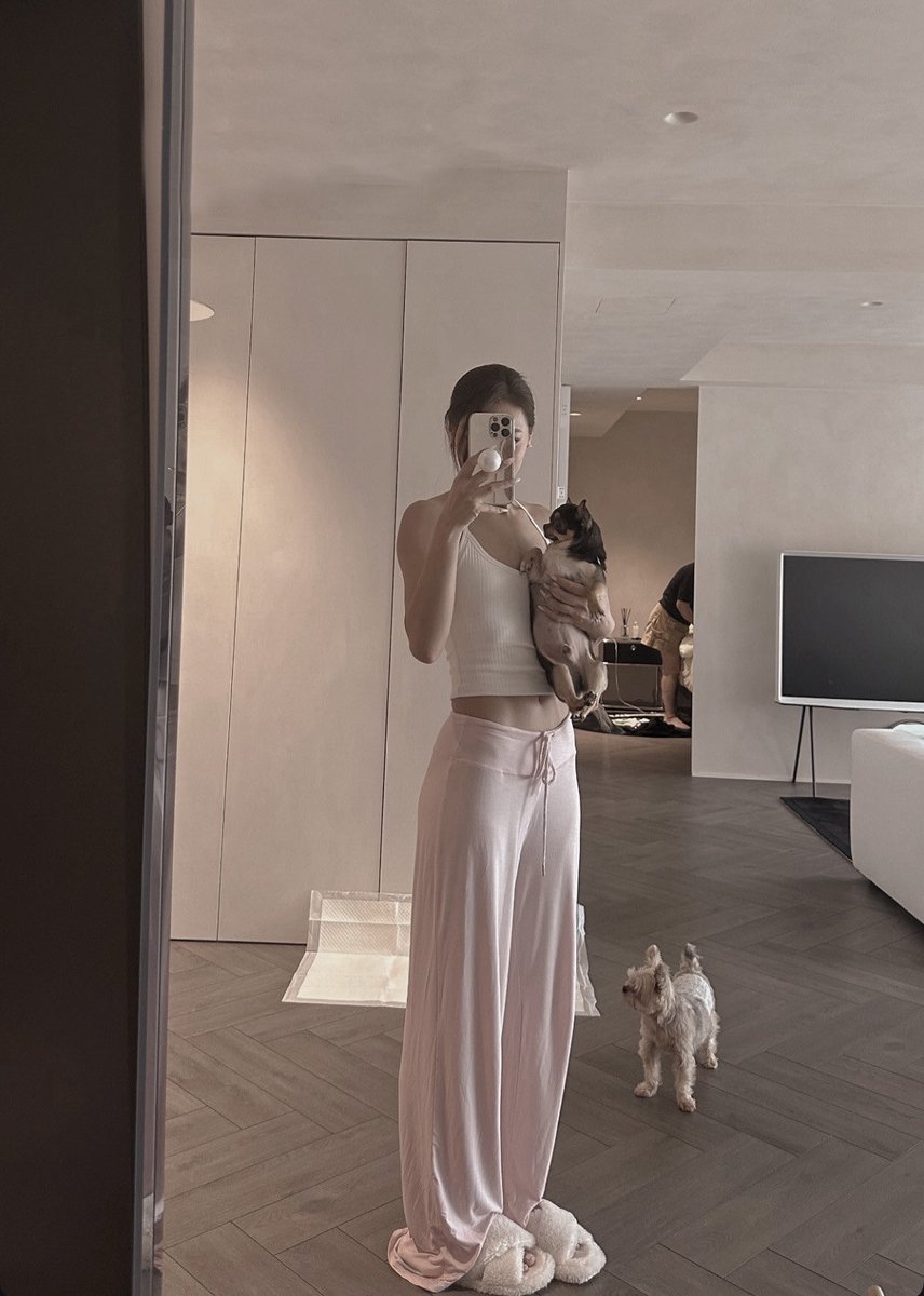 nadyesme's tweet photo. ㅤ️ 

Good morning. Just woke up, still half-asleep and most likely doing nothing all day because it’s Stay-turday.

ㅤ️ https://t.co/jOu1vTnxS8