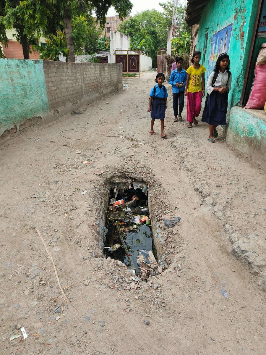 nishuptl's tweet photo. यह देसरी पंचायत के वार्ड न०-3 में सम्पर्क पथ पर बना 5 फीट गहरा नाला है,जो महीनों से टूटा है। यह वार्ड न०-3,4,5 तथा 6 के छोटे छोटे बच्चों तथा लोगों को क्रमशः स्कूल तथा हाट जाने का प्रमुख मार्ग है। प्रशासन की सुस्ती के कारण सड़क की यह दुर्दशा किसी अप्रिय घटना को निमंत्रण दे रहा है। https://t.co/1jQtfssAro
