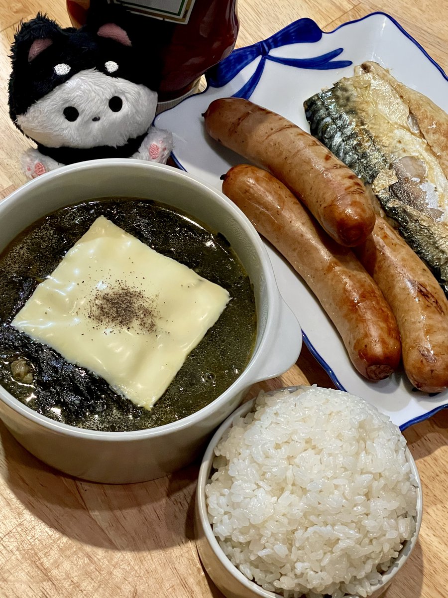 마포농수산선생님 따라해보려고 소고기미역국에 치즈 넣어봤는데 이거이거 생각보다 너무맛있어서 눈동그래졌어요 앞으로 계속 넣어먹을듯