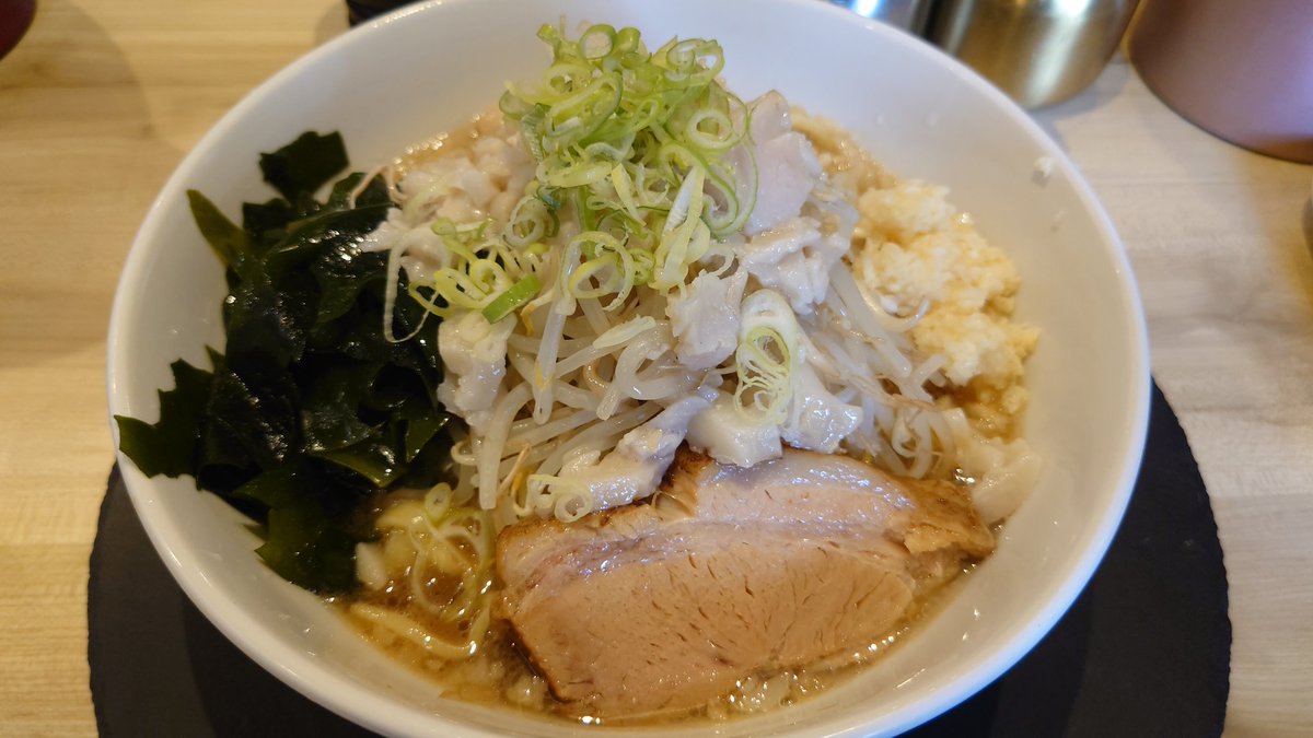 ryudyy's tweet photo. STYLISH LIFE NOODLE✨
郎らーめん🍜 
家系×二郎系
洗練された家系スープがベースの
コク深くハイブリッドな逸品✨️
若布 大蒜 背脂トッピング
カエシの薫味を感じる上質な一杯😊

#ラーメン #郎らーめん #家系  #二郎系 #STYLISHLIFENOODLE  #NOODLESPCRAFT #旭郎山 #千葉ランチ #おゆみ野 #らーめん https://t.co/aJhULtHEFX