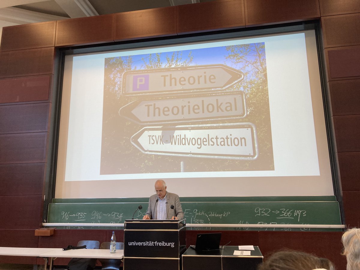 Das war eine großartige Abschiedsvorlesung über den Hochschullehrer als maître ignorant und die Aufgabe des »Theorielokals« Universität in der Endzeit! Auch das erste Mal, dass ich hier Standing Ovations im Hörsaal erlebt habe. Da geht einer, der wirklich vermisst werden wird.