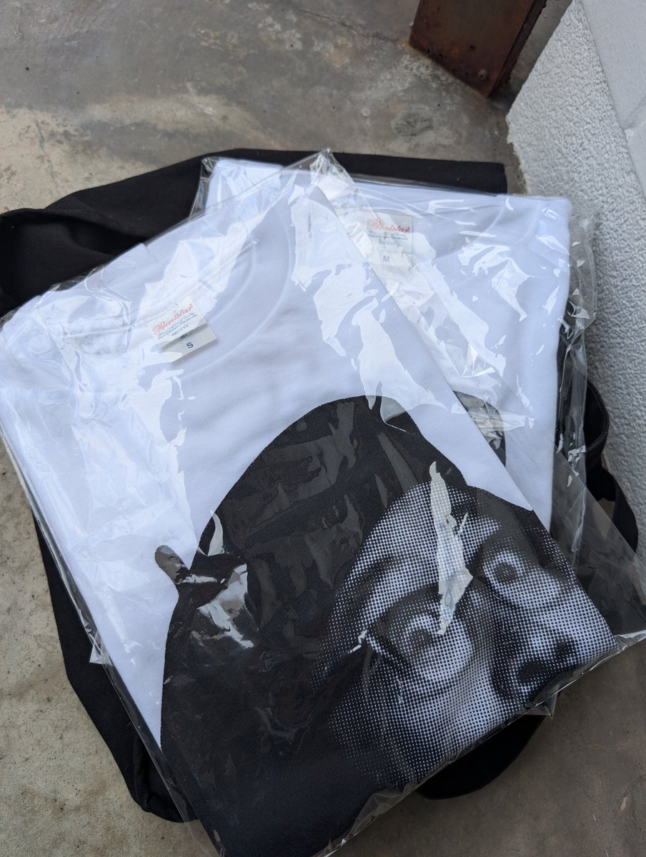 【ザ50回転ズ ダニーの個展を観に行った後、どっかで酒を飲んでくだ巻いて、その後イヌガヨのツアーファイナルに行く】

人が多すぎて大変でしたー！

でもウェルカムドリンクもあったしサービス満点。

原画の販売もしてましたよー！