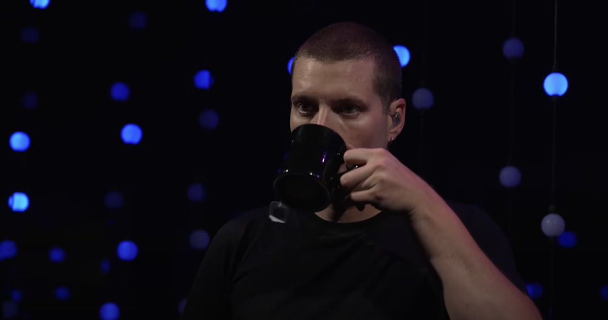 tdyoma's tweet image. Слухаю тут свіжий лайв від Deafheaven, а тут чайок... youtu.be/hxv-tu_LeJ8