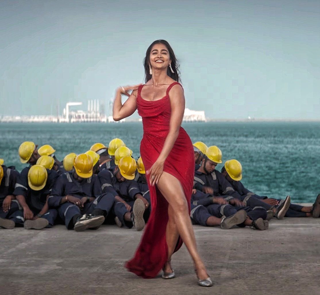 FilmyKollywud's tweet image. Every time #PoojaHegde steps into a frame, it turns into a festival! ✨
Coolie just got its magic, and we all know why that AURA is unmatched 🔥

#Coolie #Monica @hegdepooja