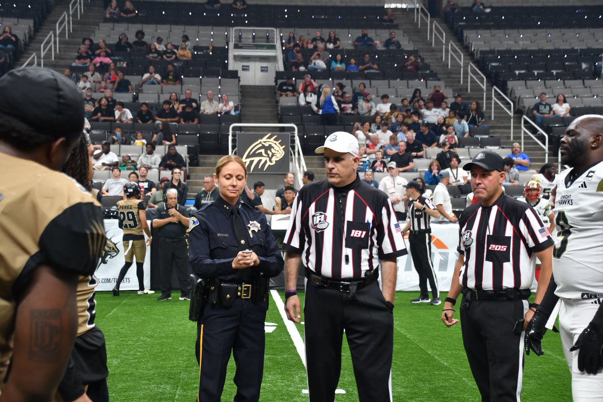 SanJosePD's tweet image. What an incredible opportunity to celebrate First Responders Night with the Bay Area Panthers! Deputy Chief Tibaldi had the honor of representing the San Jose Police Department during tonight’s game by initiating the coin toss. We’re truly grateful to the Bay Area Panthers for…