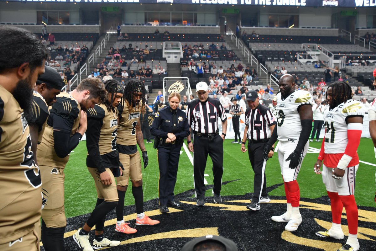 SanJosePD's tweet image. What an incredible opportunity to celebrate First Responders Night with the Bay Area Panthers! Deputy Chief Tibaldi had the honor of representing the San Jose Police Department during tonight’s game by initiating the coin toss. We’re truly grateful to the Bay Area Panthers for…