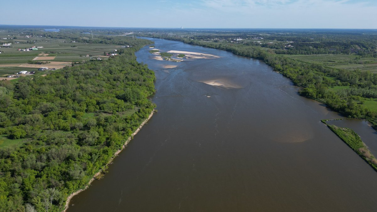 savePolesia's tweet photo. 🌊 The #E40Waterway with its Włocławek and proposed Siarzewo dams threatens to fragment the Vistula river further.
The #NatureRestorationLaw offers a chance to protect and restore these waters instead of compounding the damage. #Stop_E40 #FreeFlowingRivers
📷Vistula, Marek Elas https://t.co/qTbQRGIeHb
