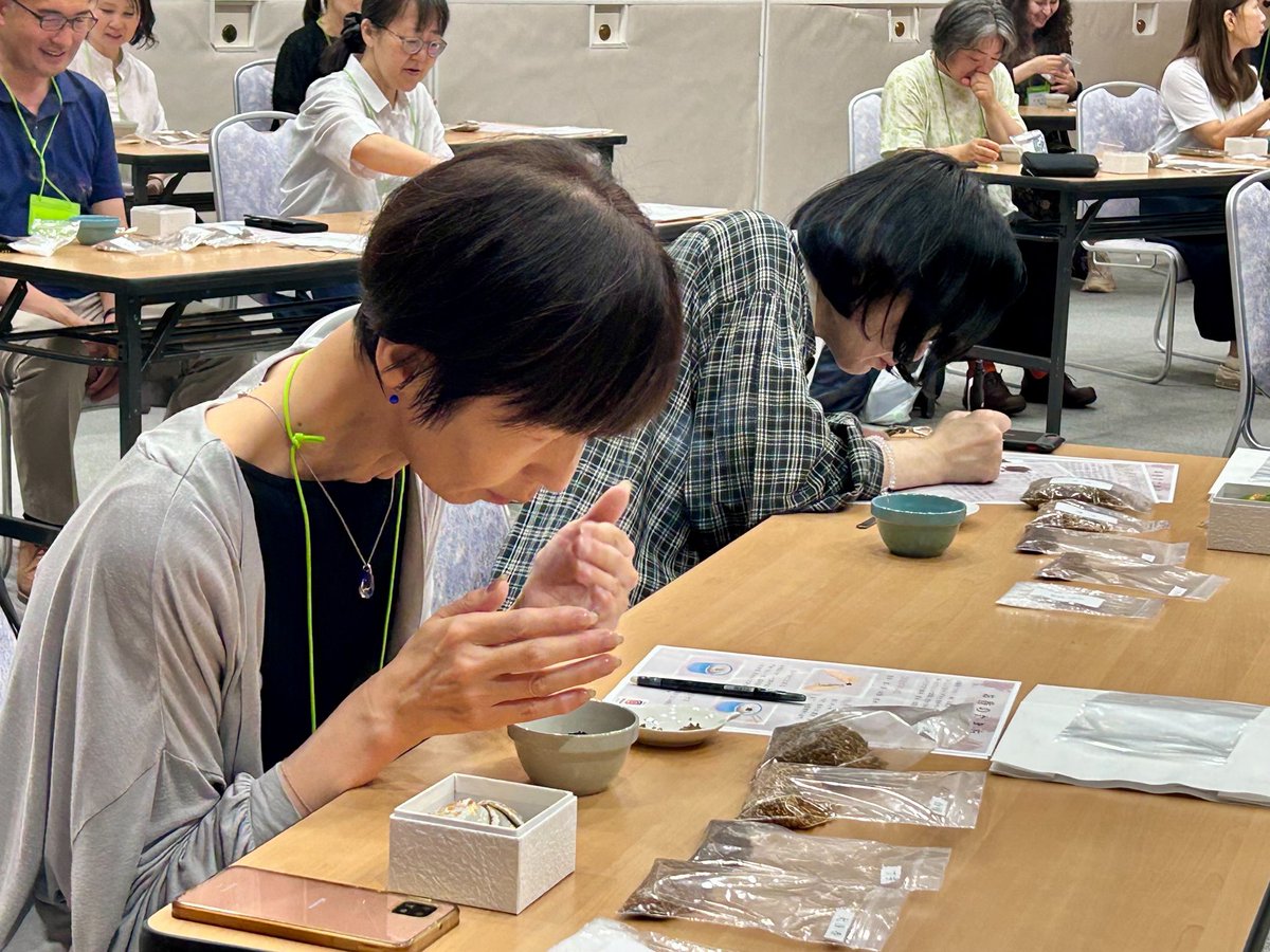 enryakuji_hiei's tweet image. 本日、比叡探訪が開催されました。「お焼香の調香体験と精進料理」と題して、僧侶からお焼香の説明を受けながら、お好みの香りにお焼香を調香いたしました。また、調香体験後には食事作法の指導を受け、精進料理を頂きました。
#比叡山 #延暦寺 #比叡探訪 #焼香
#調香 #精進料理 #お香 #体験