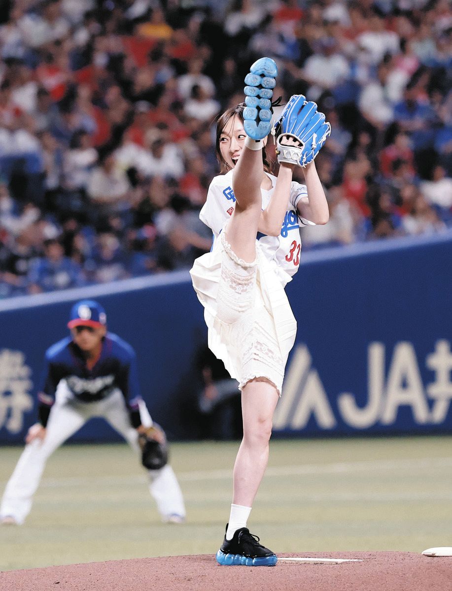 chuspo's tweet photo. 元SKE48・須田亜香里、中日戦で始球式、大きく振りかぶって見事なノーバウンド投球を披露
#須田亜香里
#始球式
https://t.co/xYQfEER5th https://t.co/lCw9qASaY9