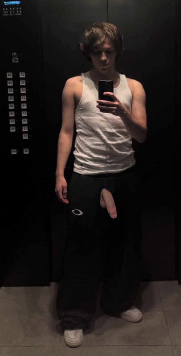 hornysturniolo's tweet photo. someone has a hole in their pants! https://t.co/HGRWvKcW8B
