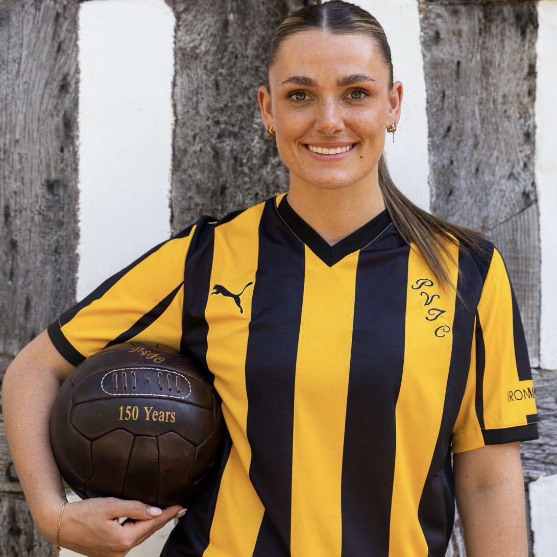 💛🖤Loving the new #PortVale (#PVFC) away kit, inspired by the 1958/59 season. My work with #youngpeople &amp; wider fanbase is a nod to #stokeontrent’s iconic #bottleoven/#kiln as well as the City’s footballing &amp; #Pottery #heritage. #SOT100 

Read more:
thestoke2000.co.uk/projects/an-if…