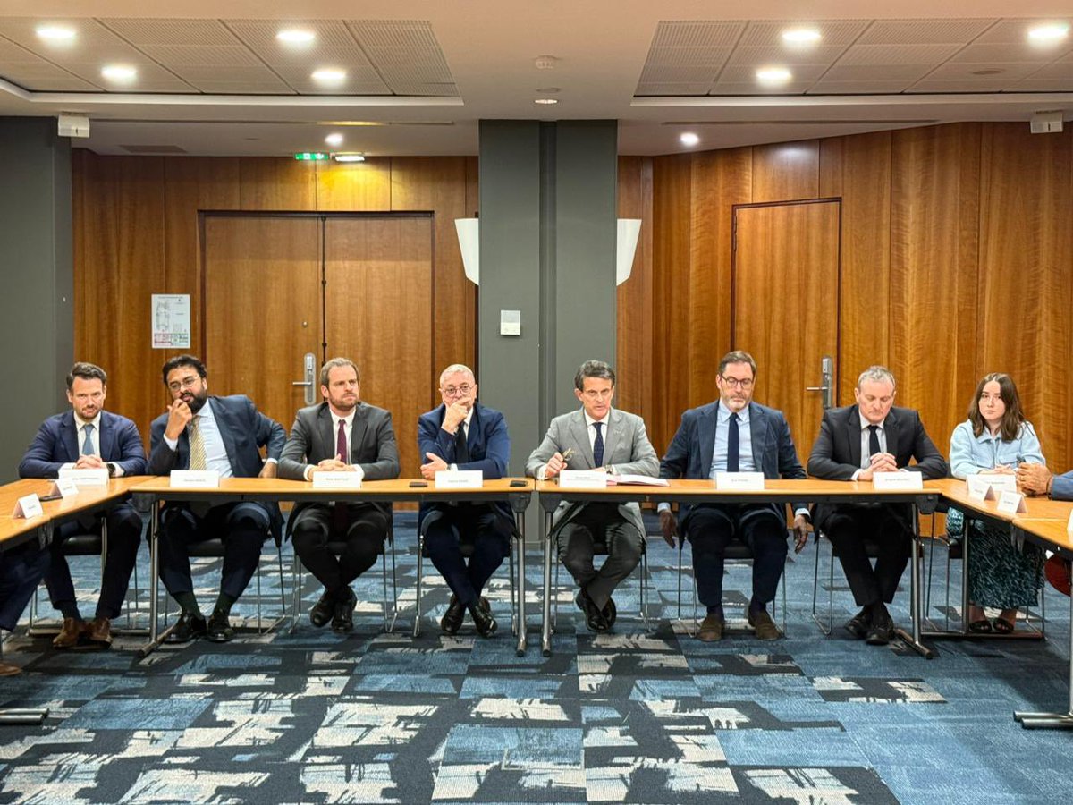 🔴 ALERTE INFO. Avenir institutionnel de la #NouvelleCalédonie : après une longue nuit de négociations, un accord a été trouvé et signé entre l’État et les délégations politiques calédoniennes, indépendantistes et non indépendantistes, tôt ce samedi matin à Bougival, en région