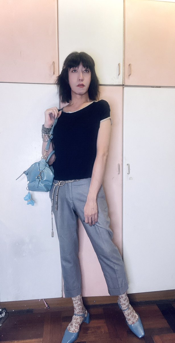 穿來穿去
還是粗方跟鞋最好穿

#跨性別 #熟女 #方跟 #穿搭