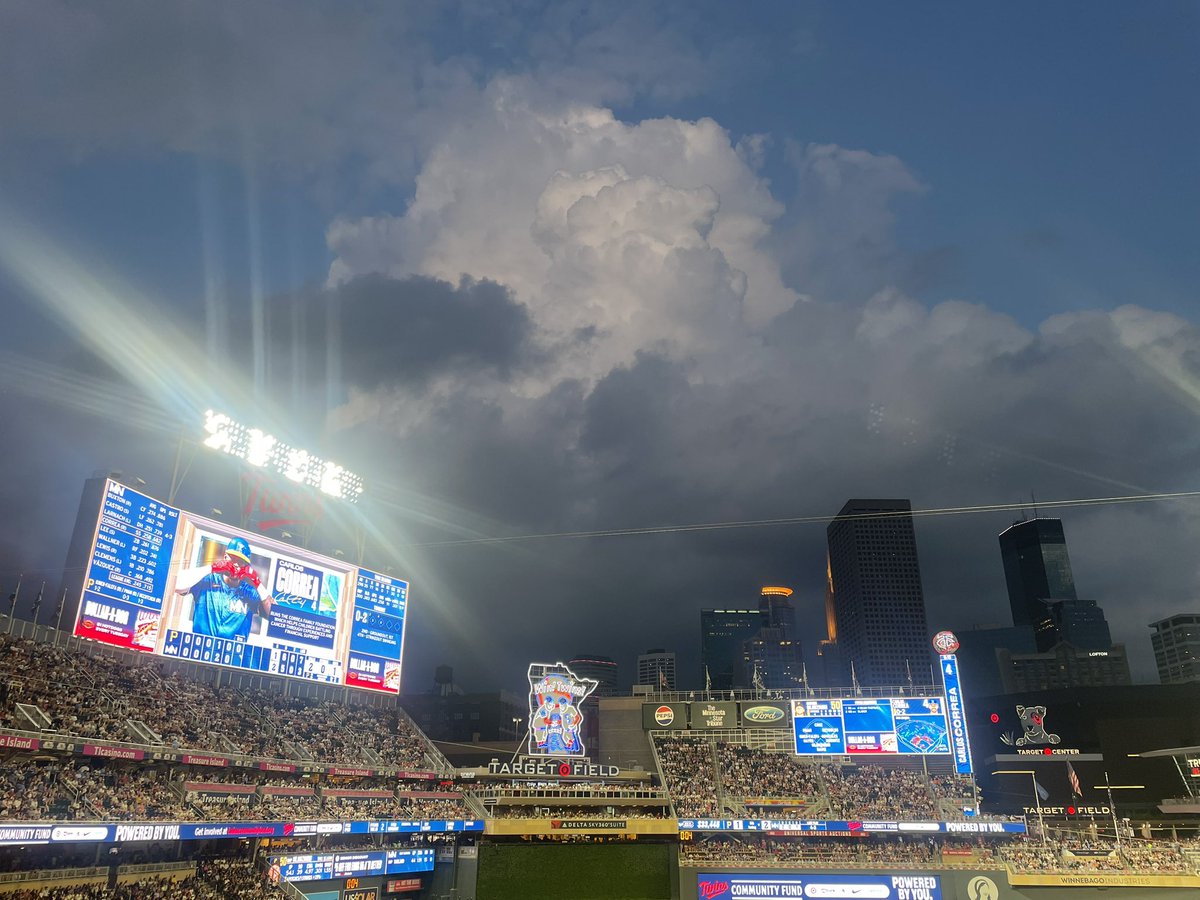 DizzO49's tweet image. It was a beaaautiful night to be at #TargetField for a @Twins win!
A complimentary thrivent club upgrade, Ryan vs Skenes, Nelly…
PERFECTION 💙
#TwinsWin @MLB