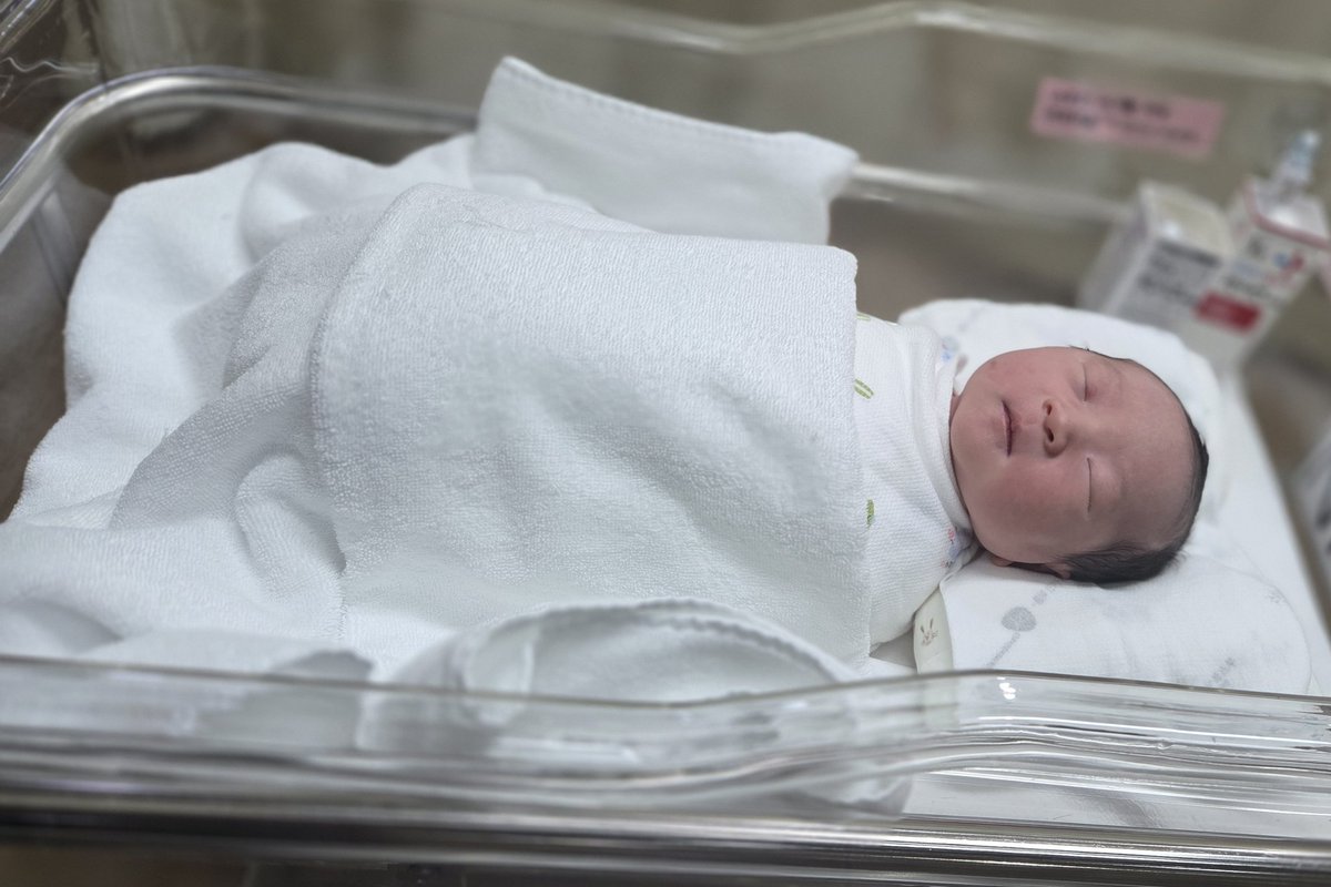 우리 천사공주님 순산하고 왔습니다 ㅎㅎ
모두들 걱정과 관심 감사해용 ㅠㅠㅠㅠ
덕분에 출산 잘한거 같아요 ㅠㅠ
유착과 허리 디스크로인해 통증이 너무심해서 3일째인 오늘 소식전하네요ㅠㅠ 아미천사 건강히 잘키우도록 할게요. 답변은 일일이 못드릴거같아 미리감사드립니다🥹🫰💜