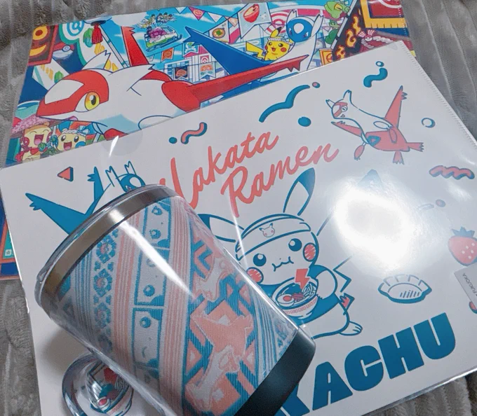 ポケセンオンラインにタンブラーなかったから友達にポケセン行ったら買ってきてっておつかい頼んだやつ届いた タンブラー、サイズ感いいし布入ってるのめちゃくちゃ可愛い………蓋付きで最高… ありがとうケチョン